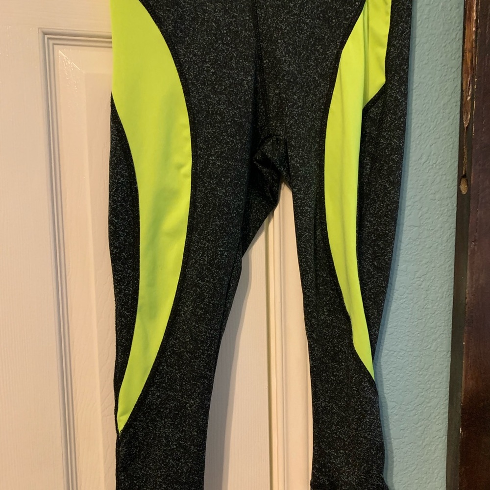 Cropped athletic leggings